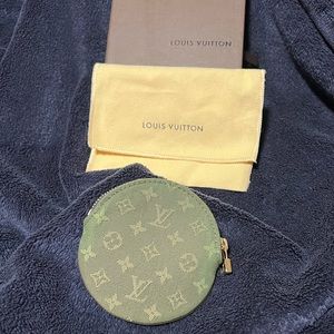 Louis Vuitton Round coin purse